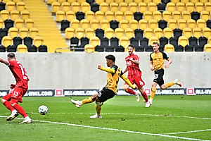 Mit einem Wahnsinnsantritt erläuft sich Ransford-Yeboah Königsdörffer einen Steckpass und stellt gekonnt auf 2:0. | Foto: Dennis Hetzschold