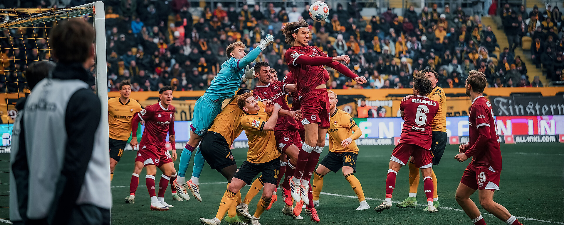 Eine Dresdner Ecke in den Bielefelder Strafraum