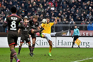 Marc Hornschuh vor Pascal Testroet