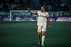 Alexander Rossipal zeigt den Daumen nach oben