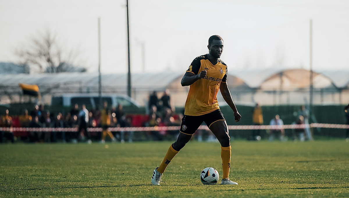 Dennis Duah im Trikot der SGD bei einem Testspiel.