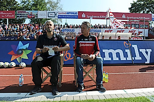 Die Mannschaft von Dynamos Trainergespann Neuhaus (r.) und Németh bleibt weiter ungeschlagen