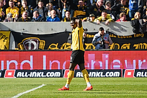 Es ist zum Haareraufen. Moussa Koné bleibt gegen Regensburg glücklos.
