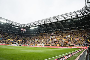 Natürlich ist das Rudolf-Harbig-Stadion zum Sachsenderby ausverkauft: 30.753 Zuschauer sehen sich das Spektakel live vor Ort an. | Foto: Dennis Hetzschold  