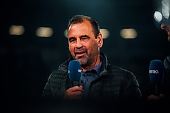 Ulf Kirsten mit einem Mikrofon in der Hand.