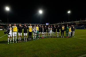 Die Mannschaft feierte nach dem Spiel den Sieg mit den Fans.