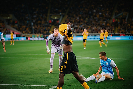 Kennedy Okpala zieht das Trikot über den Kopf.