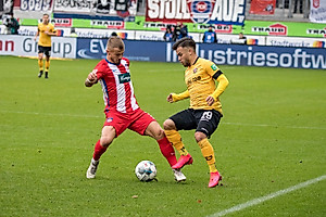 Horvath tunnelt Dorsch an der Außenlinie.