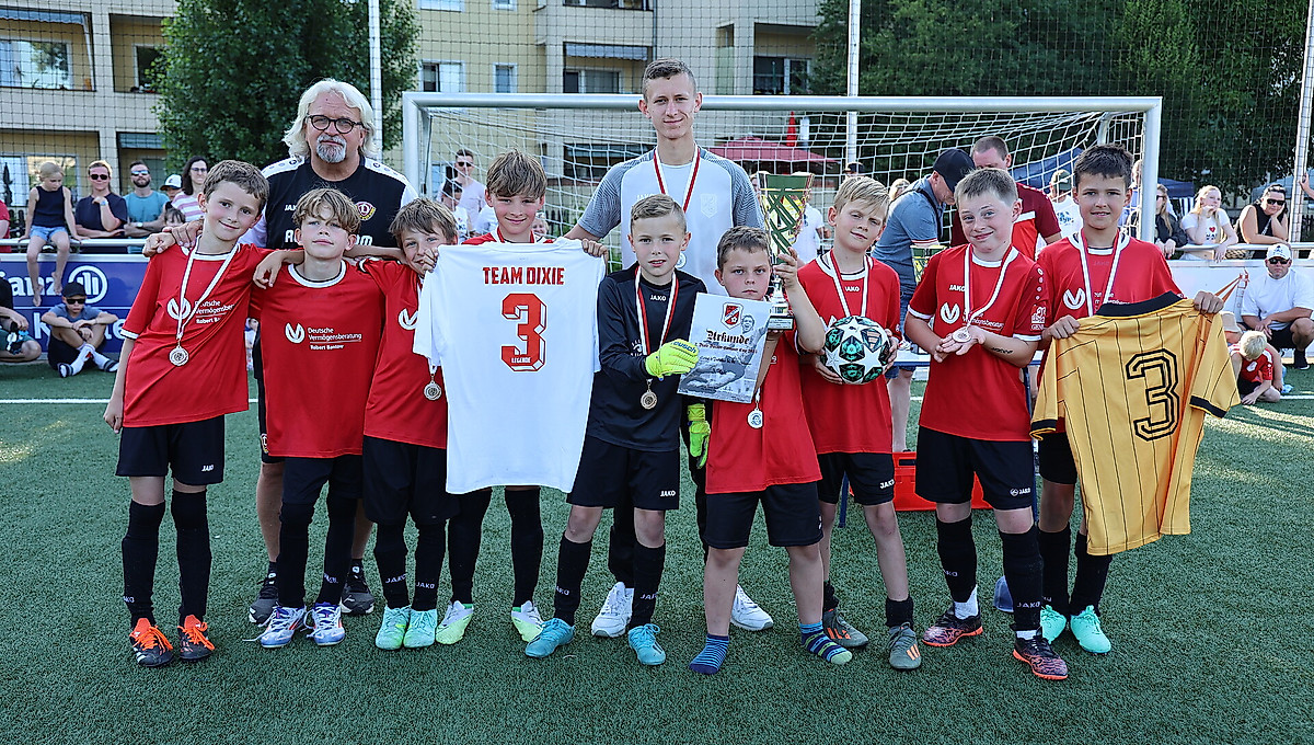 Mannschaftsfoto einer Kindermannschaft mit zwei erwachsenen Personen. 