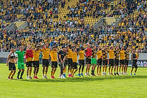Die 16000 Fans im Stadion feiern gemeinsam mit der Mannschaft den 3:0-Heimerfolg. | Foto: Dennis Hetzschold