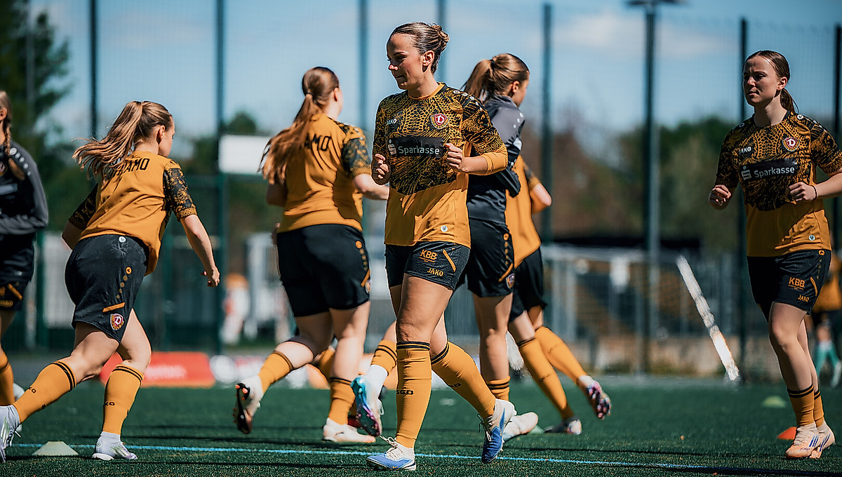 Die Frauenmannschaft der SGD bei der Erwärmung vor dem Spiel.