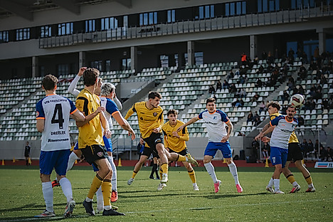 Dynamos U21 mit einer Kopfballchance.