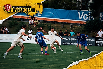 Ein Zweikampf zwischen einem Spieler von Dynamo Dresden U21 und dem Bischofswerdaer FV.
