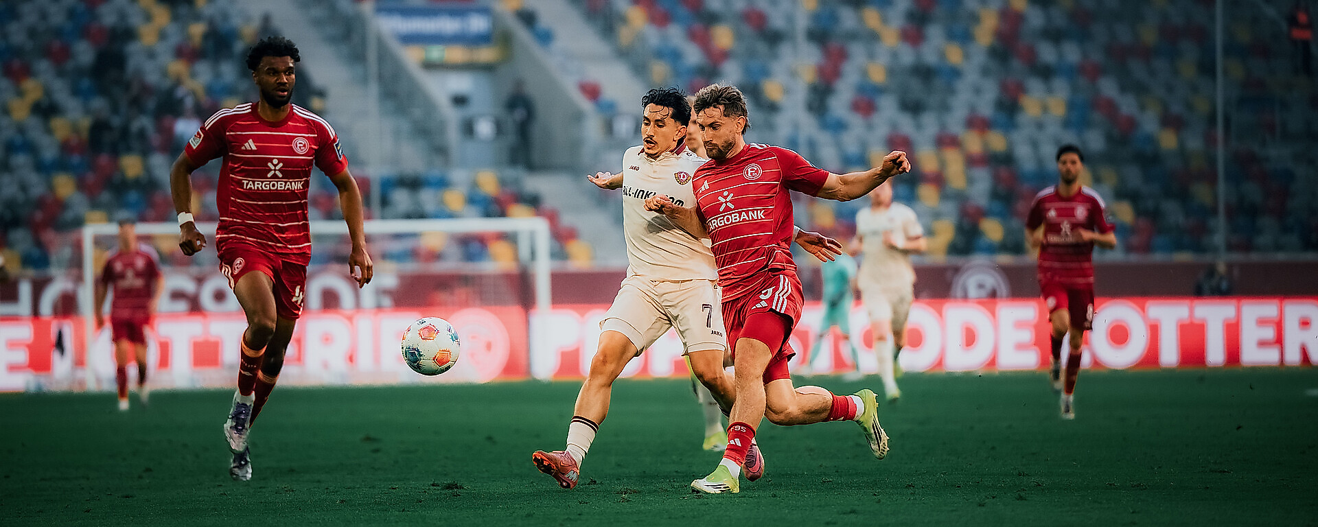 Jason Ceka für Dynamo Dresden im Zweikampf mit einem Spieler von Fortuna Düsseldorf