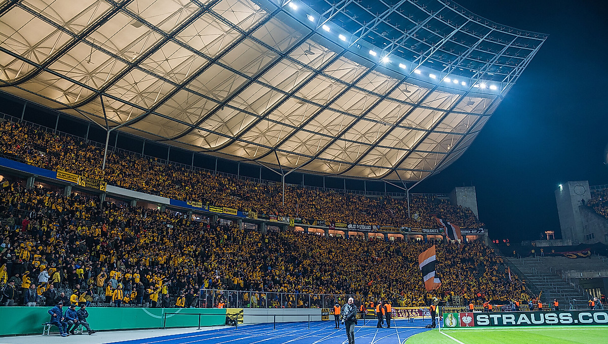 Gästeblock mit Dynamo-Fans im Berliner Olympiastadion.
