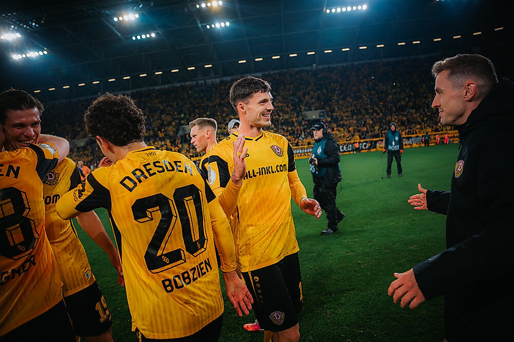 Ahmet Muhamedbegovic schlägt mit Niklas Hauptmann ein