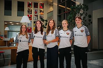 Gruppenfoto von vier Spielerinnen der SGD und der Chefin der Sparkasse in einer Sparkassenfiliale.
