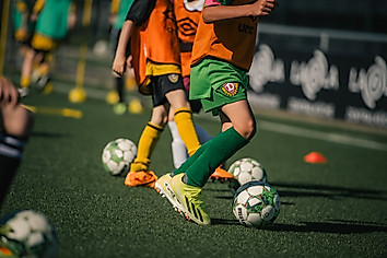 Kinder beim Fußballspielen