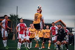 Nils Fröling im Kopfballduell.