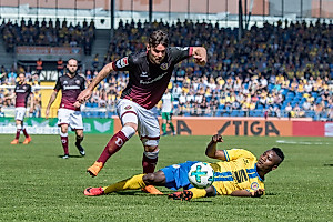 Niklas Kreuzer im Zweikampf gegen Suleiman Abdullahi. (Foto: Steffen Kuttner)