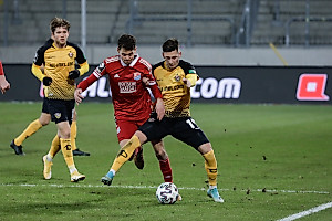 Meier schirmt den Ball im Zweikampf ab. | Foto: Steffen Kuttner