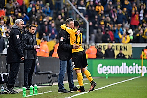 Aosman gratuliert nach seinem Tor dem Geburtstagskind Neuhaus.