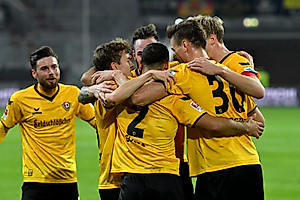Die Mannschaft bejubelt Gogias 2:0 - Kreuzer ist sichtlich beeindruckt ob des starke Distanzschusses.
