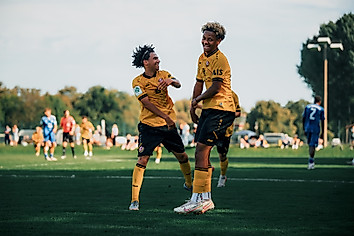 Zwei Spieler der U19 von Dynamo bejubeln ein Tor.