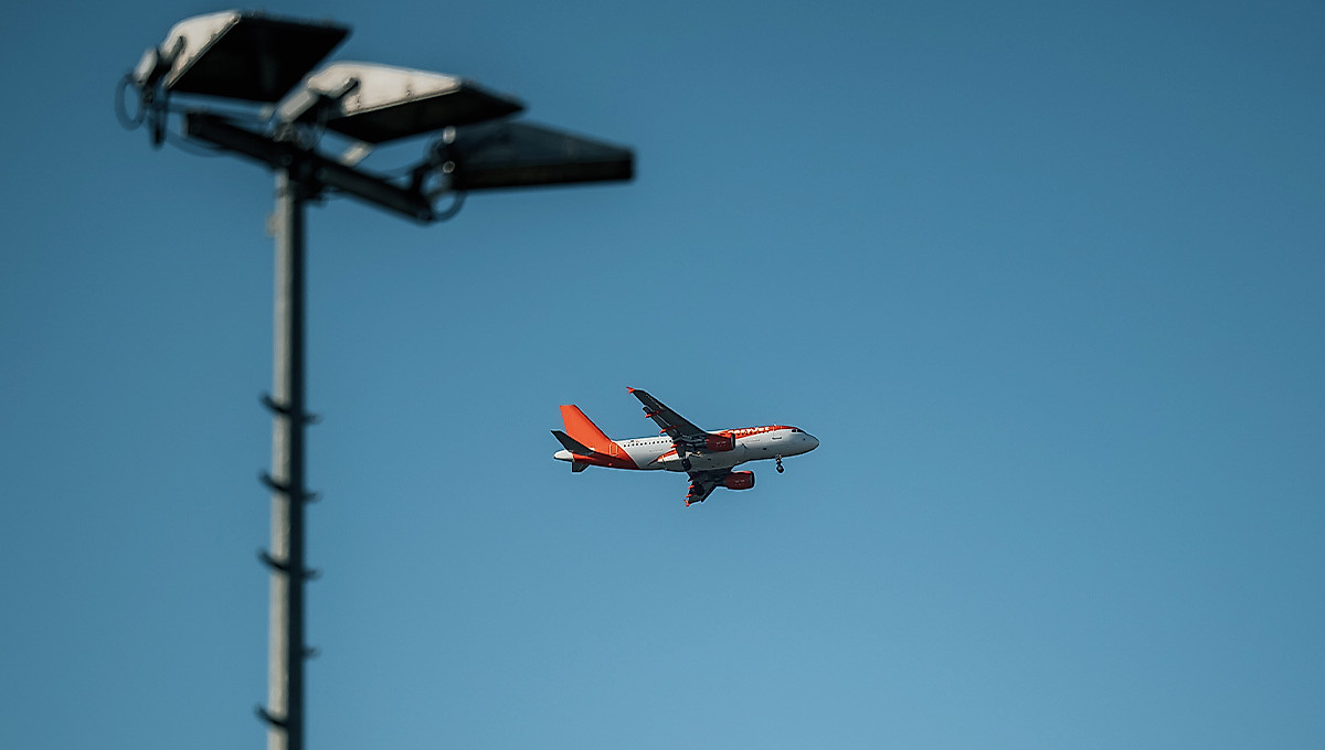 Ein Flugzeug über dem Trainingszentrum von Dynamo Dresden.