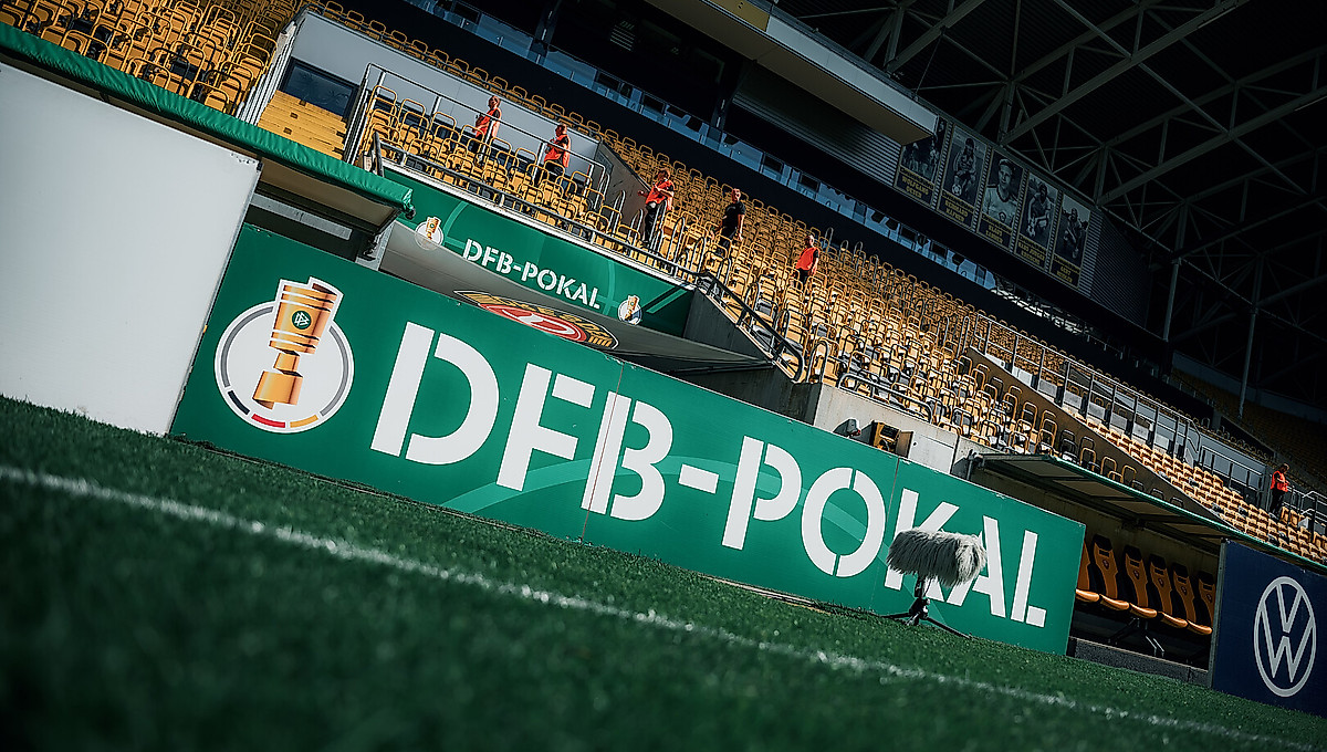 Die DFB-Pokal-Bande im Rudolf-Harbig-Stadion.