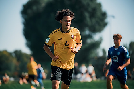 Ein Nachwuchsspieler der U19 beim Heimspiel im Sportpark Ostra.