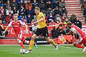 Marco Hartmann spielt den Ball zwischen Joshua Mees und Akaki Gogia