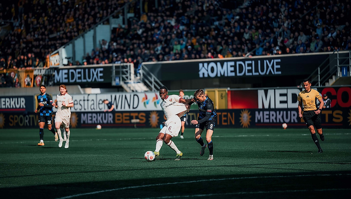 Kofi Amoako am Ball beim Auswärtsspiel der SG Dynamo Dresden in Paderborn.