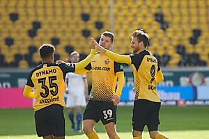 Vorlagengeber und Torschütze klatschen sich ab. | Foto: Steffen Kuttner