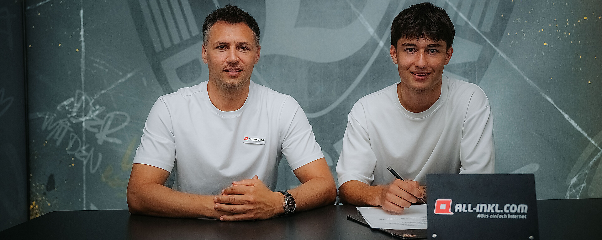 Sören Gonther und Patrice Čović bei der Vertragsunterschrift.