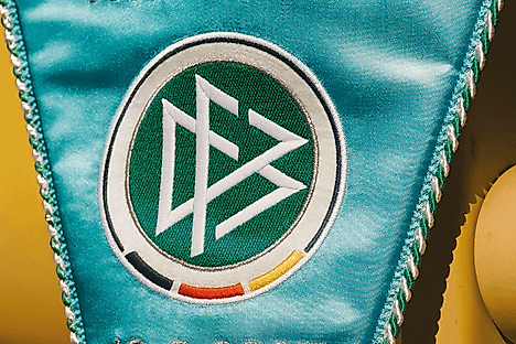 Ein Wimpel des DFB über einem Stuhl im Rudolf-Harbig-Stadion.