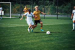 Zwei Spieler führen einen Zweikampf um den Ball.