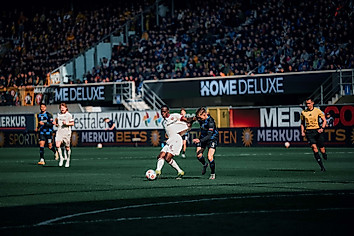 Kofi Amoako am Ball beim Auswärtsspiel der SG Dynamo Dresden in Paderborn.