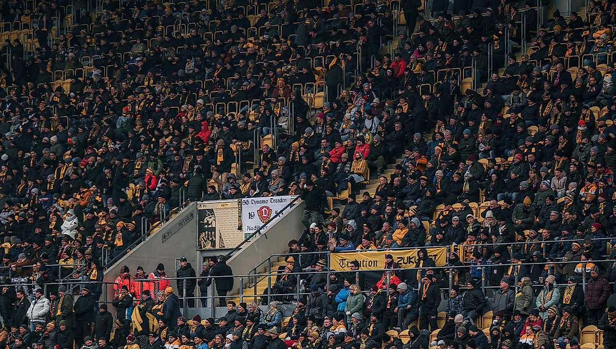Sitzplatztribüne im Rudolf-Harbig-Stadion