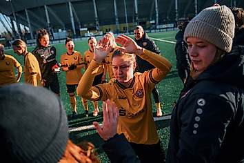 Die Frauenmannschaft beim Abklatschen im Mannschaftskreis.