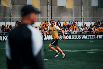 Christoph Daferner bei einer Torschussübung im Training.