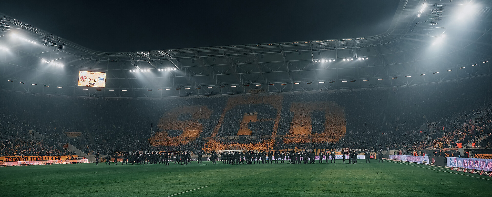 Einsatzkräfte der Polizei auf dem Rasen des Rudolf-Harbig-Stadions.