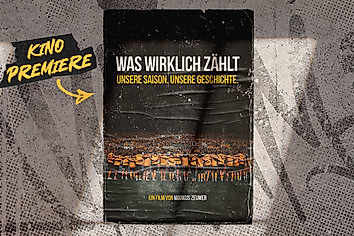 Filmplakat des Aufstiegsfilms Was wirklich zählt. Darauf abgebildet die Mannschaft mit dem Rücken zur Kamera vor dem Block.