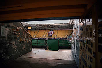 Der Blick aus der Eingangstür zum K-Block ins Rudolf-Harbig-Stadion.