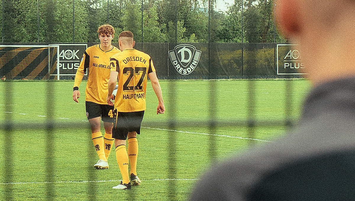 Niklas Hauptmann und Friedrich Müller beim Balljonglieren im neuen Heimtrikot.
