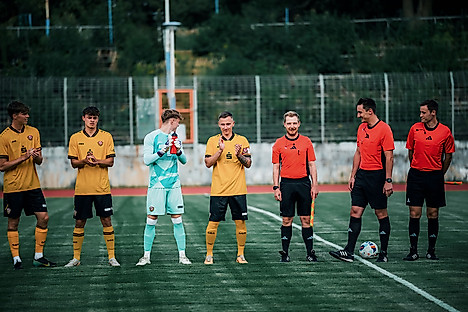 Die Spieler der U21 beim Einlaufen und Begrüßen der Zuschauer.