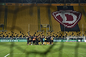 Der Mannschaftskreis nach dem Heimsieg gegen dne SC Verl. | Foto: Dennis Hetzschold