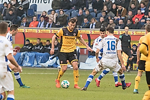 Florian Ballas im Duell gegen Duisburgs Lukas Fröde. (Foto: Steffen Kuttner)