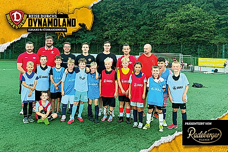 Eine Junioren-Trainingsgruppe mit Trainern.