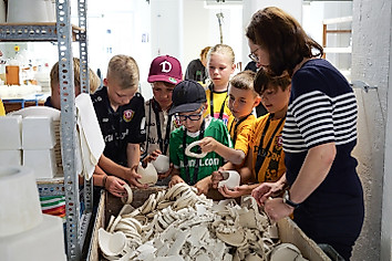 Kinder bei einer Führung in der Porzellanmanufaktur MEISSEN